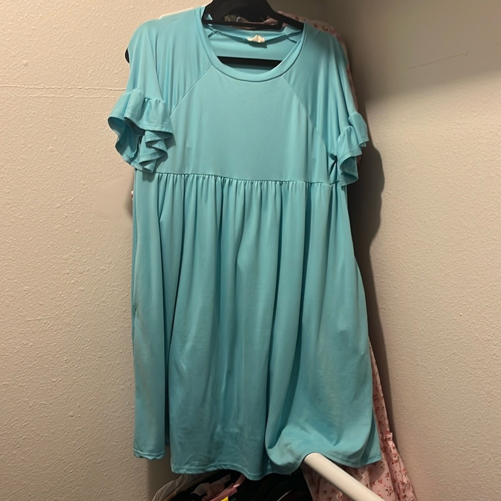 Dress with ruffled sleeves